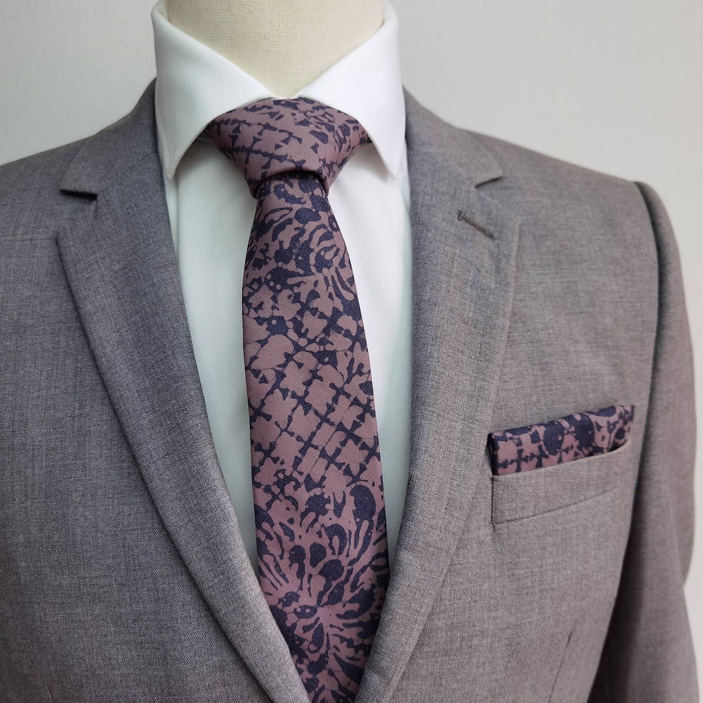 THE NAVIL P TIE