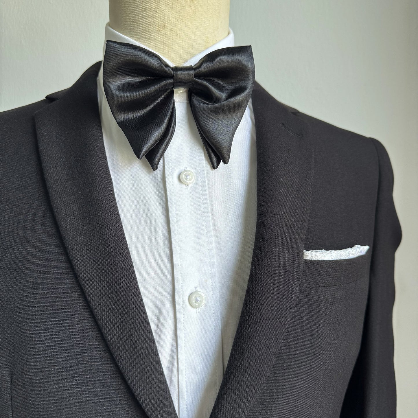 THE ONYX SATIN BOWTIE (BUTTERFLY)